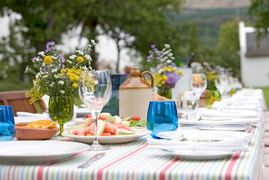 İlkbahar-Yaz Yemek Masası Dekorasyonu ve Sofra Çiçekleri